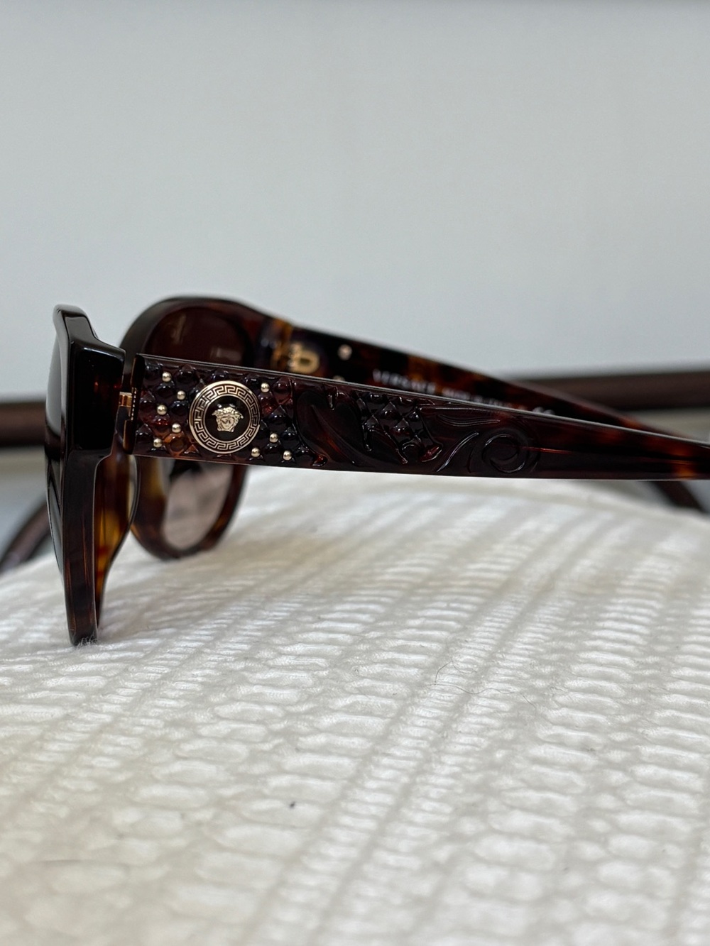 Authentic Versace Cat Eye Sunglasses Tortoise Shell with Gold Medusa Head COA - Picture 2 of 8